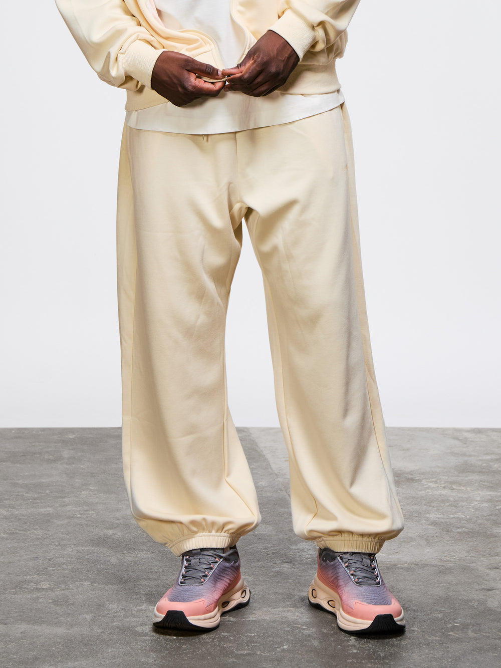 pantalon Evan Airness écru porté par un homme debout